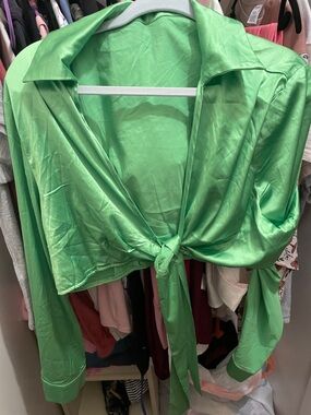 Tie-Front crop in Light Green  / floral print skirt 70s